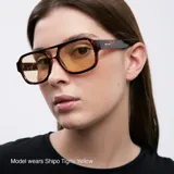 Lentes de sol unisex de aviador oversize, con montura carey y lentes amarillas polarizadas.