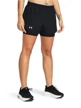 Shorts deportivos de doble capa Under Armour, color negro. El diseño incluye un pantalón corto exterior ligero y un short de compresión integrado para mayor sujeción. Cuenta con cintura elástica con cordón, paneles de malla para ventilación y un bolsillo lateral invisible con cremallera.