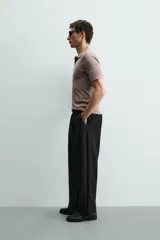 Polo de manga corta con cuello solapa y cierre frontal de botones. Confeccionado en tejido de punto con acabado en rib en puños y bajo.