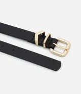 Kit de tres cinturones femeninos de material sintético con hebilla metálica cuadrada. El set incluye un cinturón color tostado, uno color beige y uno color negro, cada uno con diferentes texturas y detalles en los pasadores.