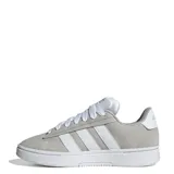 Championes urbanos Adidas modelo Grand Court Alpha, color gris con detalles en blanco. Presentan un diseño inspirado en el tenis clásico, confeccionados en material sintético tipo nobuk, con las icónicas tres tiras laterales, cierre de cordones y suela de goma con tecnología Cloudfoam para mayor amortiguación.