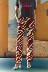 Pantalón largo de algodón pima con estampado de cebra en tonos rojo y beige.