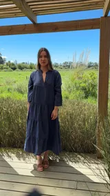 Vestido midi color gris topo de lino, con cuello mao, escote en V, manga francesa acampanada y corte escalonado con volados.