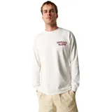 Remera de manga larga color blanco, con cuello redondo y estampado pequeño en el pecho con el logo de la marca en letras rojas.