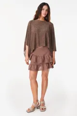 Blusa tejida marrón con hilo brillante Lurex, de corte holgado, mangas amplias y escote bote.