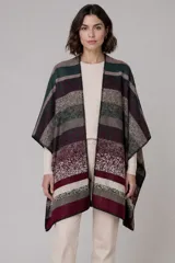 Ruana abierta con diseño de rayas horizontales en tonos verde, bordó, beige y marrón, con detalles de texturas estampadas y bordes terminados con costura decorativa.