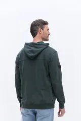 Canguro con capucha de algodón color beige, con cordones de ajuste y estampa circular frontal con el nombre de la marca y el año 1971.