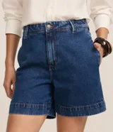 Short de jean tiro alto con trabillas y bolsillos, confeccionado en algodón denim azul con pespuntes contrastantes.