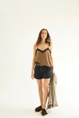 Short de jean tipo bermuda corta con pinzas en la parte delantera y bolsillos, confeccionado en 100% algodón.