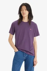 Remera de hombre Levi's color violeta con logo pequeño en el pecho.