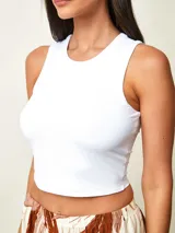 Musculosa crop blanca de corte ajustado, con cuello redondo y diseño sin mangas.