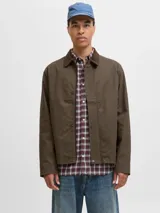 Campera tipo worker de color marrón, con cuello camisero de pana en tono contrastante, cierre frontal con broches a presión y mangas largas.