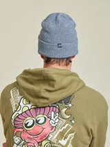 Gorro de lana color crudo con logo de la marca bordado en el frente.