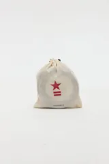 Cinto de cuero marrón con doble hilera de perforaciones y hebilla doble de metal envejecido.