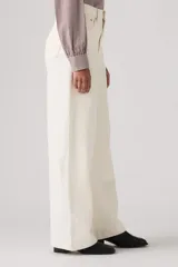 Jeans baggy color blanco roto, de corte holgado y tiro alto.