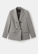 Blazer de doble botonadura color gris, con solapas de muesca, bolsillos con solapa en el frente y forro interior.