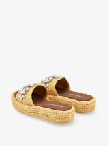 Sandalias tipo plataforma con base de acabado trenzado y capellada ancha decorada con apliques de diseño floral.