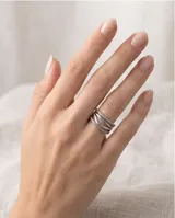 Anillo de plata 925 con diseño multicapa que combina bandas lisas y bandas con engaste de pequeñas piedras brillantes.