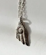 Collar amuleto de plata 950 con dije en forma de ala y cadena de eslabones.