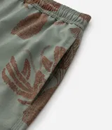 Bermuda de baño para hombre, color verde salvia con estampado de palmeras y vegetación en tono marrón. Posee cintura elástica con cordón de ajuste marrón y calzoncillo interior de malla.