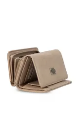 Billetera corta de símil cuero color beige, con cierre a presión y placa metálica decorativa. Cuenta con múltiples compartimentos internos para tarjetas, visor y billetes, además de un compartimento posterior con cierre.