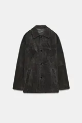 Cazadora oversize de piel de ante 100%, con cuello solapa, manga larga, bolsillos laterales de vivo y bolsillo de plastrón en el pecho. Cuenta con forro interior a tono y cierre frontal con botones.
