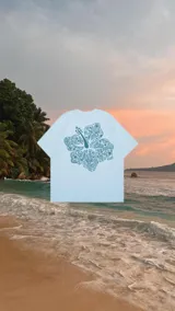 Remerón celeste con estampado de flor de hibisco azul en la espalda.