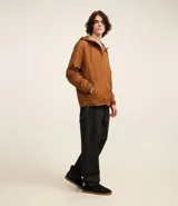 Campera rompevientos color verde oliva con capucha ajustable con cordón, cierre frontal con cremallera, bolsillos laterales con cremallera, puños con elástico y forro interior. Ligera y versátil, ideal para proteger del viento y la lluvia ligera.