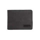 Billetera Maui and Sons negra de cuero sintético con diseño texturizado en la parte inferior y logo de la marca en la esquina inferior derecha.