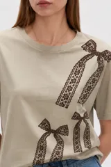 Remera oversize de algodón color gris oscuro, con cuello redondo, mangas cortas y estampado lateral en tonos claros de cadenas y una llave.
