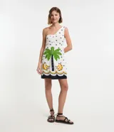 Vestido corto blanco con estampado de palmeras y bananas, escote asimétrico con un solo hombro y bretel ancho.