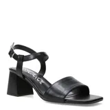 Sandalias de tacón ancho Miss Carol Tova, color negro, con tira delantera ancha, puntera cuadrada y tira ajustable al tobillo con hebilla metálica.