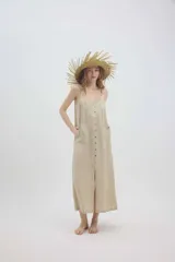 Vestido midi lencero marrón de lino, con escote en V pronunciado con aplique de encaje en contraste, breteles regulables y botonadura frontal decorativa.
