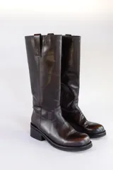 Bota de cuero negra, de caña media, con taco bajo y puntera redondeada.