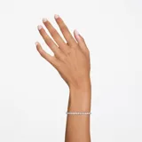 Pulsera tipo tennis con baño de rodio y circonitas transparentes de talla redonda dispuestas en línea continua.