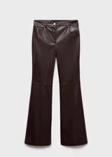 Pantalón de tiro medio con diseño flare, confeccionado en tejido efecto piel. Cuenta con cierre de botón y cremallera, trabillas para cinturón y cinco bolsillos funcionales.