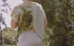 Blusa manga dolman, color salmón, con espalda entera y botones de madera.