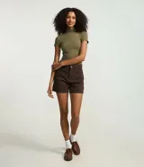 Blusa corta básica color verde militar, confeccionada en tejido rib, con cuello alto y mangas cortas.
