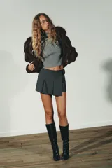 Jersey de punto suave con cuello subido y manga corta, con acabados en vuelta en los bordes.