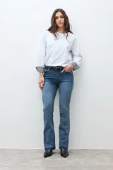 Remera blanca de manga larga con cuello redondo y puños con estampado de cuadros vichy en azul y blanco.