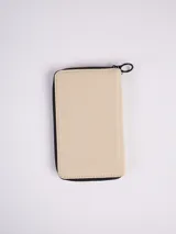 Billetera negra con cierre de poliéster y poliuretano.