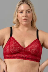 Bralette rojo de puntilla elastizada con forro interno, breteles regulables y ganchos en la espalda.
