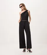 Mono wide leg de crepé color negro, con diseño de un solo hombro y cinturón de cadena metálica integrado.