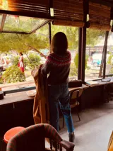 Sweater de punto grueso color gris con guarda pampa en tonos fucsia y blanco en el canesú.