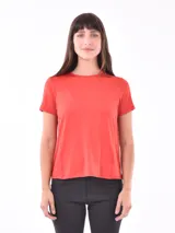 Remera de poliéster color coral, de corte clásico y mangas cortas.