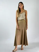 Falda midi color dorado, de corte evasé y confeccionada en viscosa y seda.