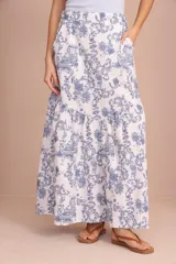 Falda larga de algodón con estampado floral en tonos azules sobre fondo blanco.