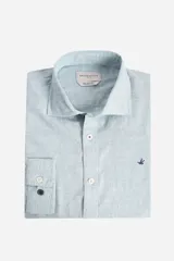 Camisa de manga larga color beige claro, confeccionada en una mezcla de lino y algodón. Presenta un corte semi slim, cuello camisero y un pequeño logo bordado en el pecho.