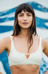 Bikini bottom de tiro alto color crudo, sin costuras, fabricado con lycra premium texturizada.