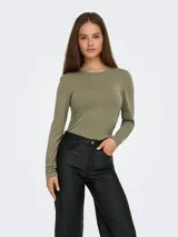Top de manga larga con cuello redondo y ajuste al cuerpo, confeccionado en tejido de punto suave con detalle de fruncido lateral.